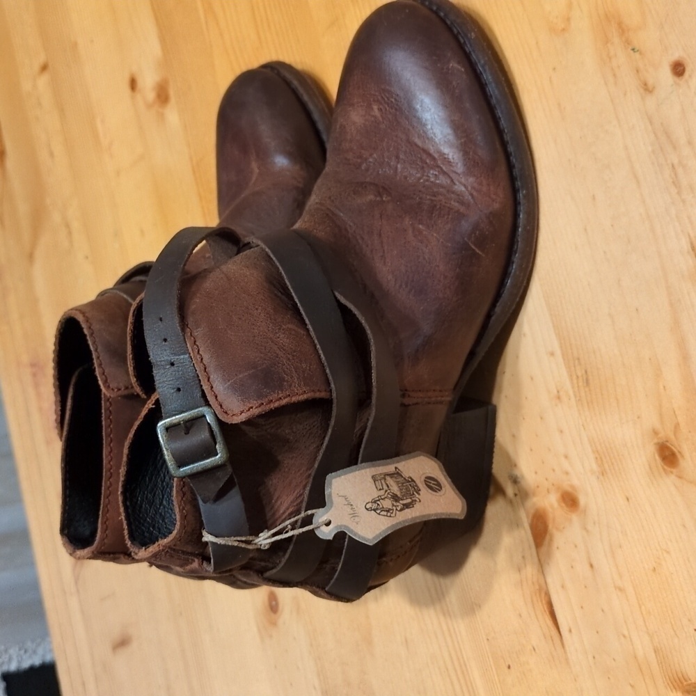 Your Fall Wardrobe Needs Hudson Booties - NWT, Leather, and Distressed for Style - Picture 5 of 16